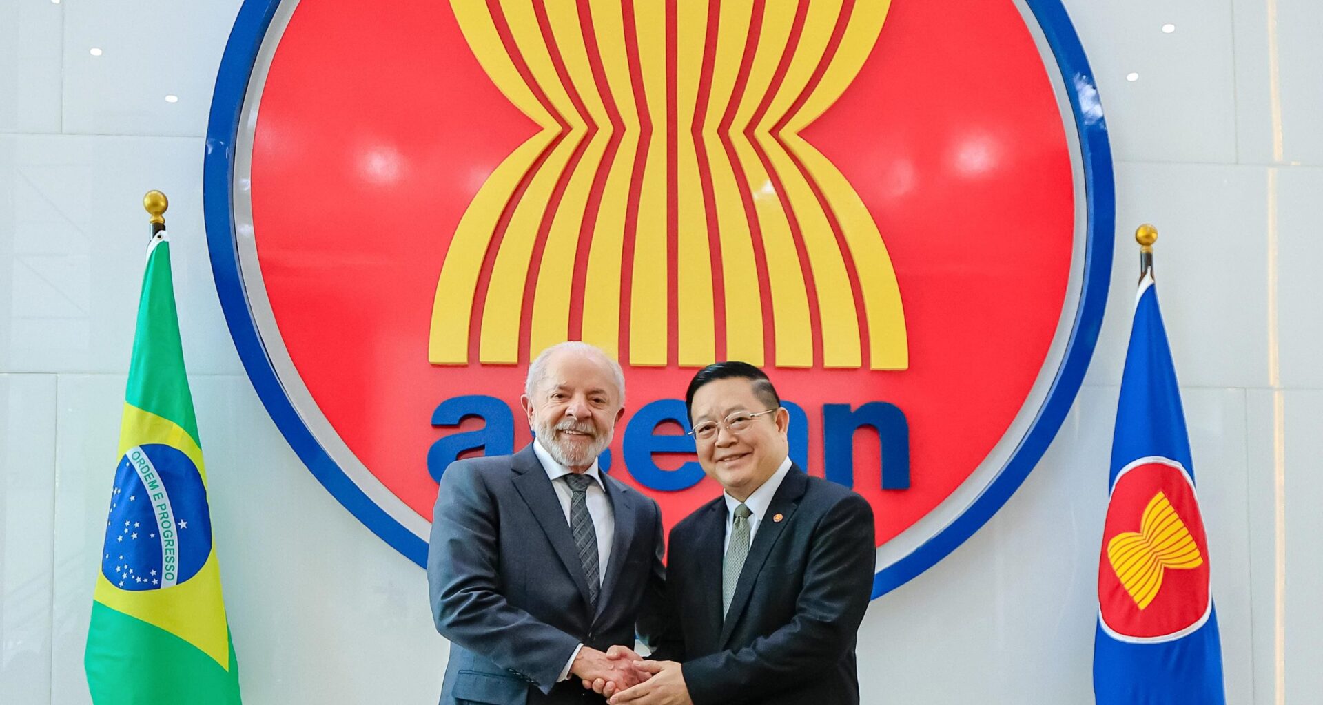 Secretary-General of ASEAN welcomes the President of the Federative Republic of Brazil to the ASEAN Headquarters/ASEAN Secretariat