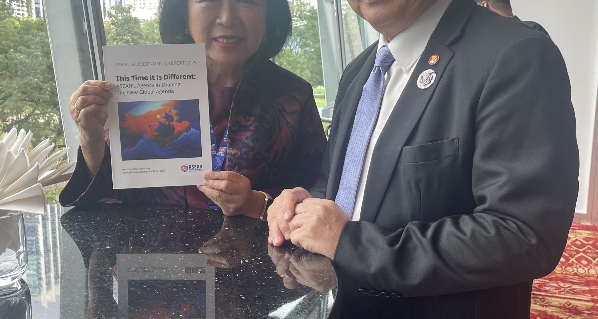 Secretary-General of ASEAN has a pull-aside meeting with Indonesia’s expert to the ASEAN Geoeconomics Task Force