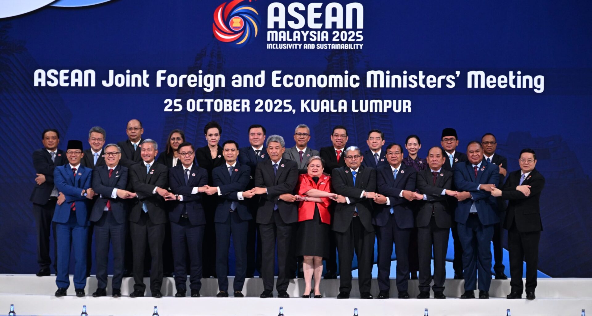 Secretary-General of ASEAN takes part in the joint meeting between ASEAN Foreign and Economic Ministers