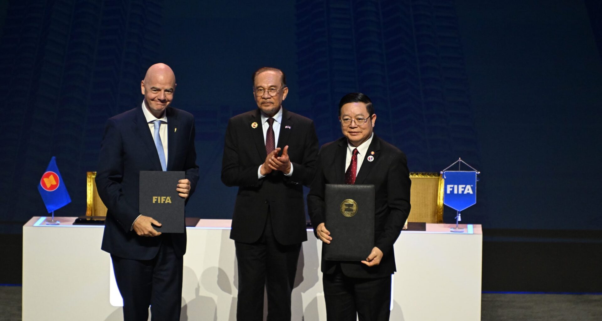 Secretary-General of ASEAN signs the ASEAN-FIFA Memorandum of Understanding with FIFA President