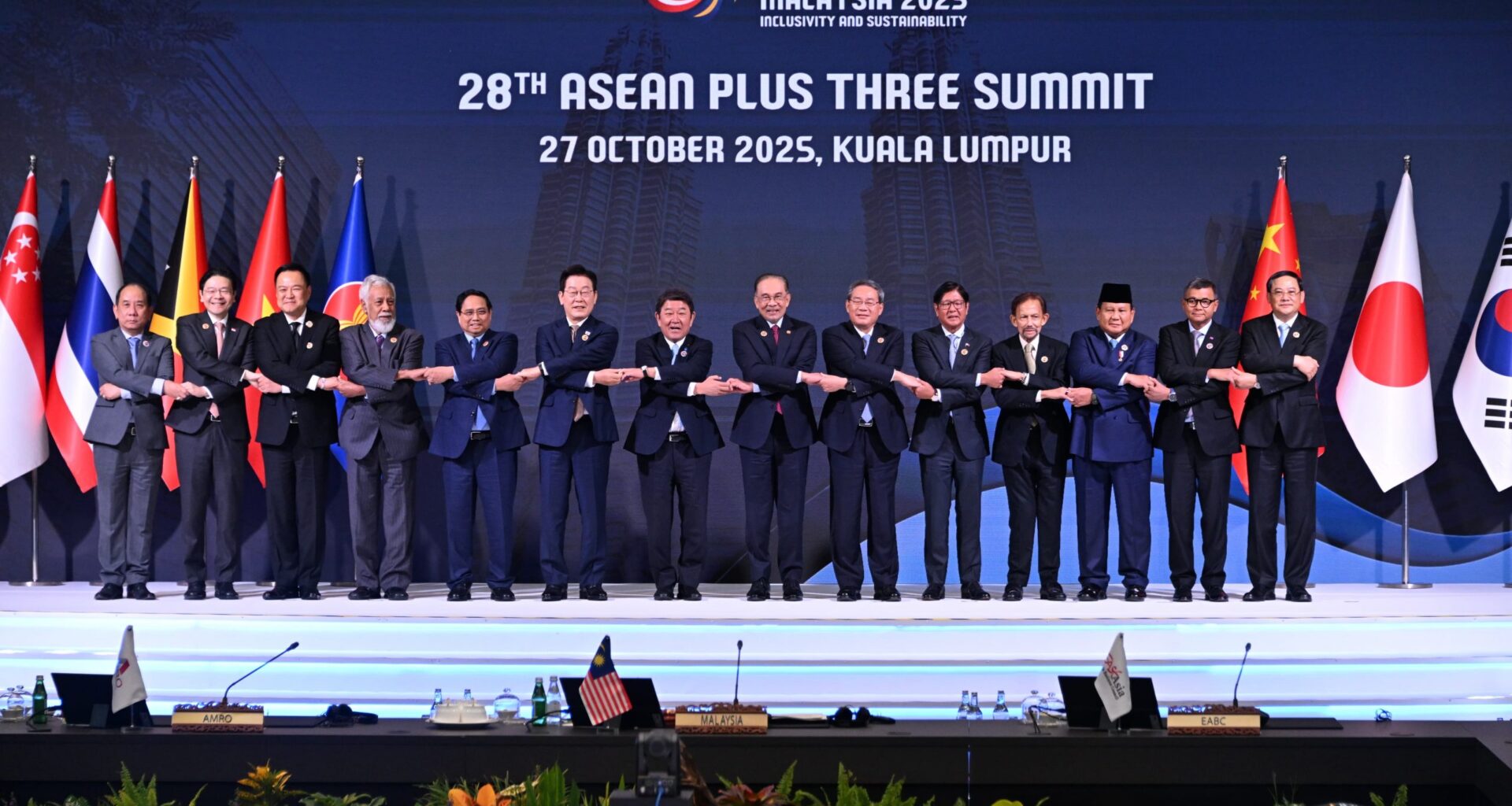 Secretary-General of ASEAN participates in the 28th ASEAN Plus Three Summit