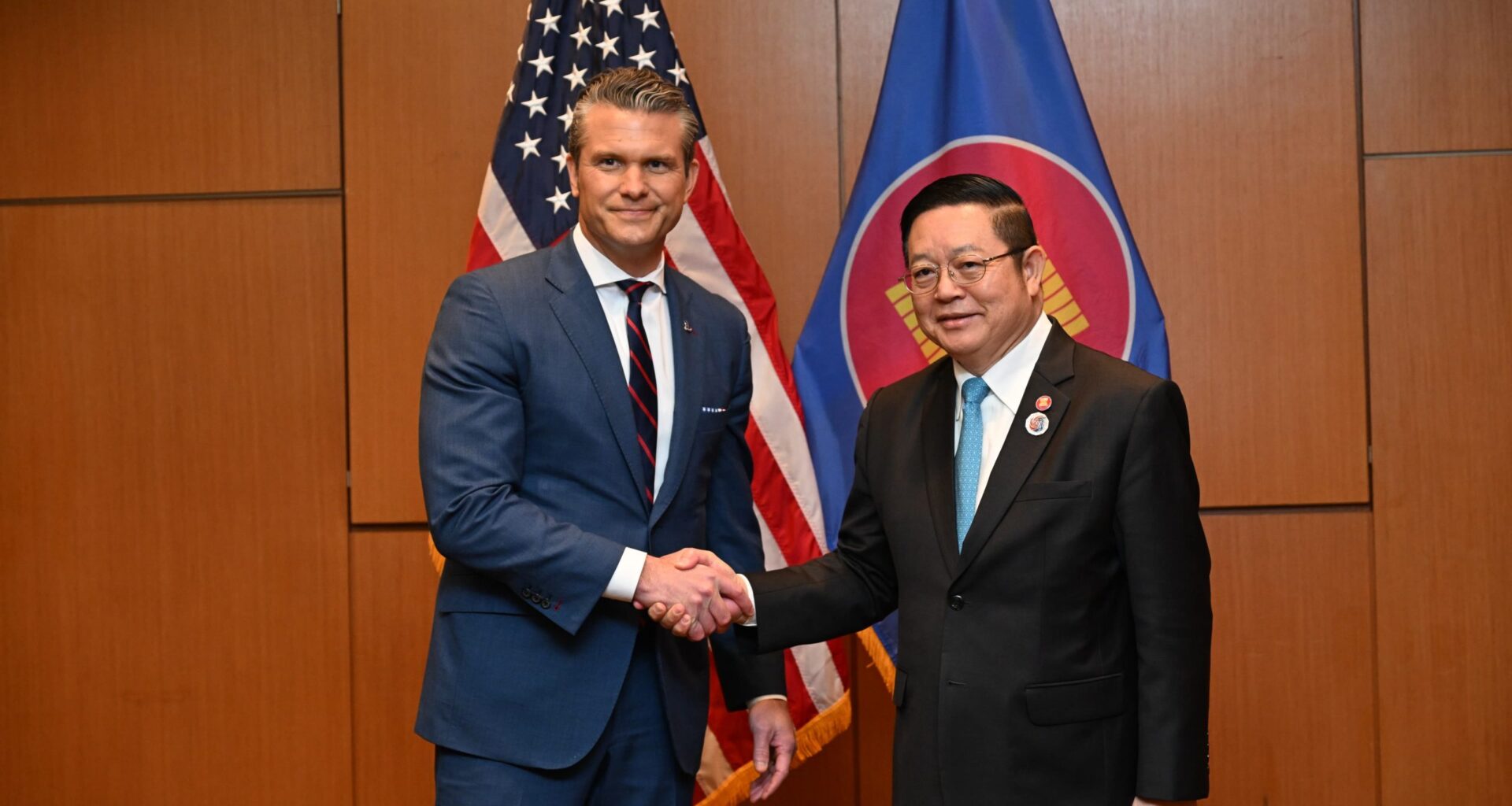 Secretary-General of ASEAN holds a pull-aside meeting with the Secretary of War of the United States