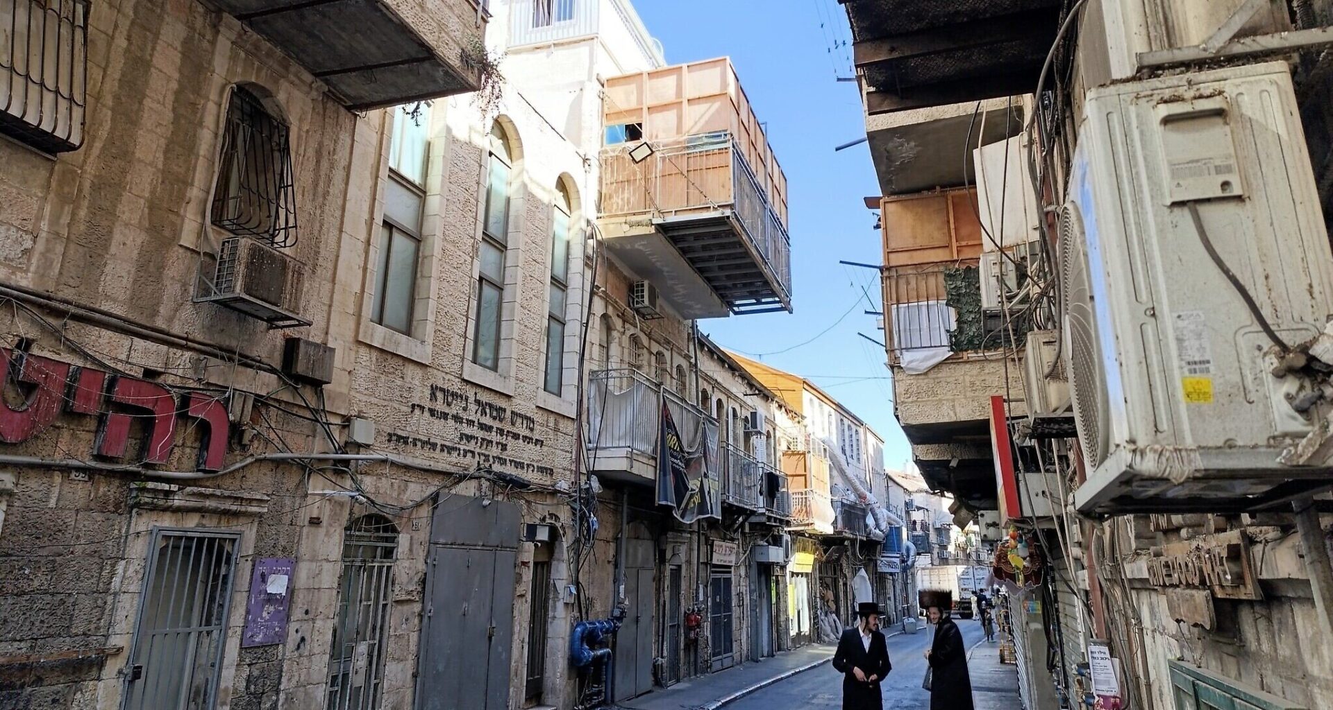 To sit in the sukkah comfortably, some Jerusalemites are living on the edge