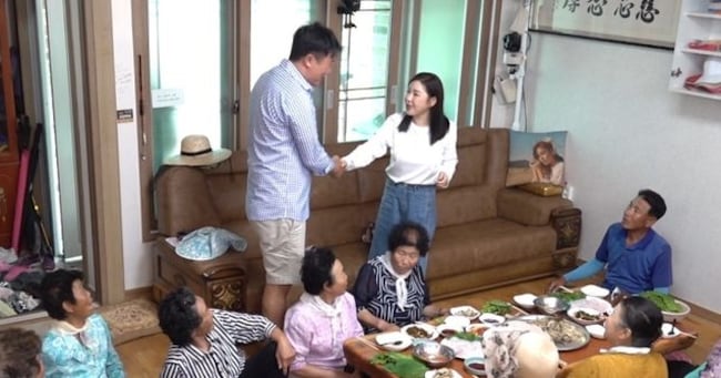 Song Ga-in Startled by Sturdy-Built Man's Sudden Appearance on KBS Show - 조선일보