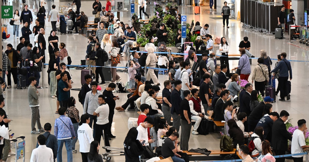 Chinese Tourist Surge Overwhelms Global Destinations - 조선일보