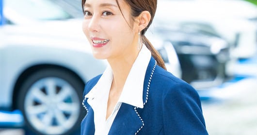 Lee Ji-hyun Resumes Beautician Work Post-Hong Kong Trip - 조선일보