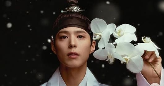 Park Bo-gum Embraces Hanbok in Harper’s Bazaar Photoshoot - 조선일보