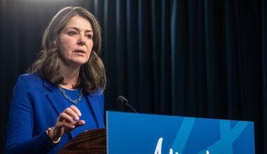 Danielle Smith meets with PM Mark Carney, calls B.C. premier ‘un-Canadian’ - CTV News