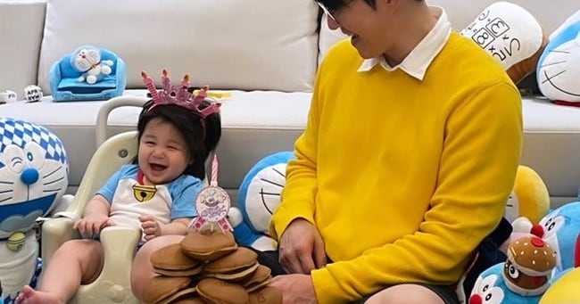Sim Hyung-tak Marks Doraemon's Birthday with Son - 조선일보