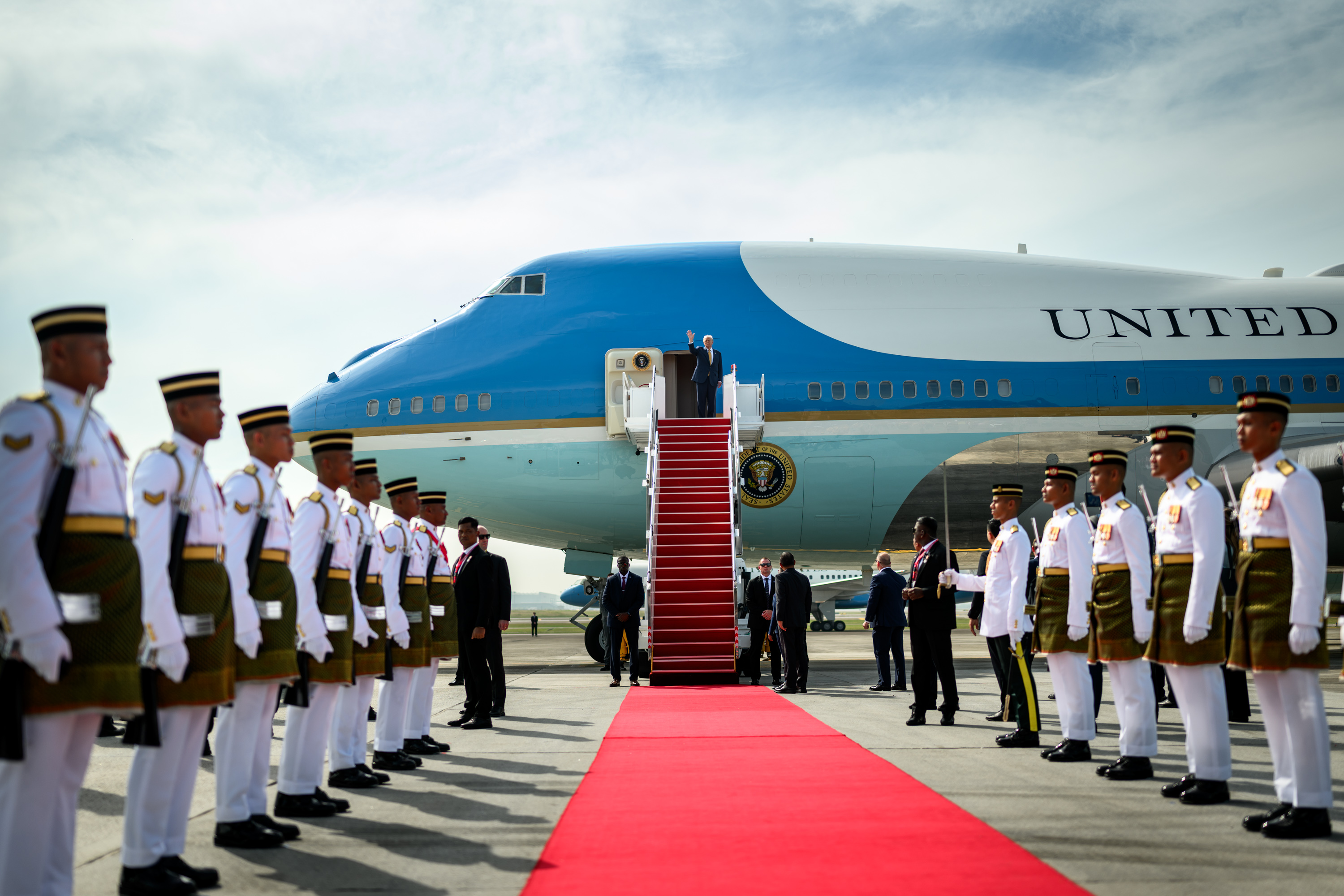 President Donald Trump bids farewell to Malaysian officials and performers gathered at Kuala Lumpur International Airport, October 27, 2025 in Kuala Lumpur, Malaysia. (Official White House Photo by Daniel Torok)