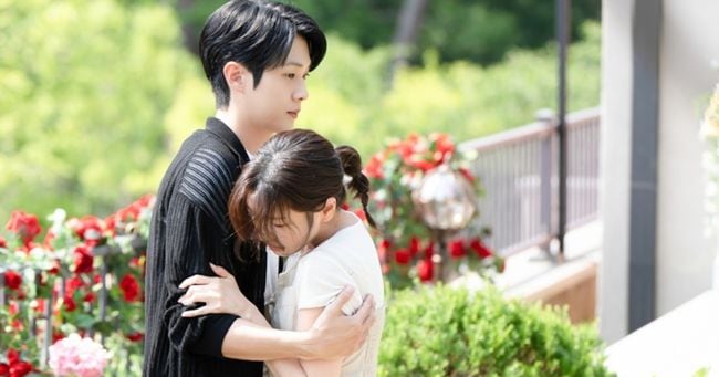 Choi Woo-shik, Jung So-min Share Embrace on 5 Billion Won Terrace - 조선일보