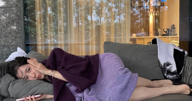 Park Ji-hyun's Holiday Photos Reveal Mysterious Silhouette - 조선일보