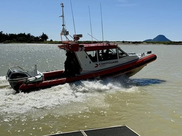 SunLive - Two rescued after abandoning burning boat