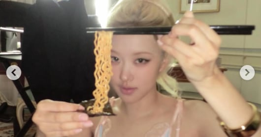 BLACKPINK’s Rose Showcases Ramen Mukbang in Paris - 조선일보
