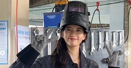 Suzy Dazzles in Work Attire for 'Genie' - 조선일보