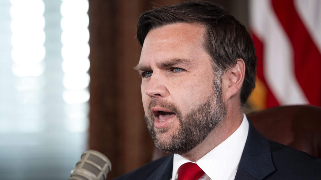 סגן נשיא ארה"ב ג'יי די ואנס מגיש מהבית הלבן את הפודקאסט של צ'רלי קירק אחרי שנרצח 15 בספטמבר