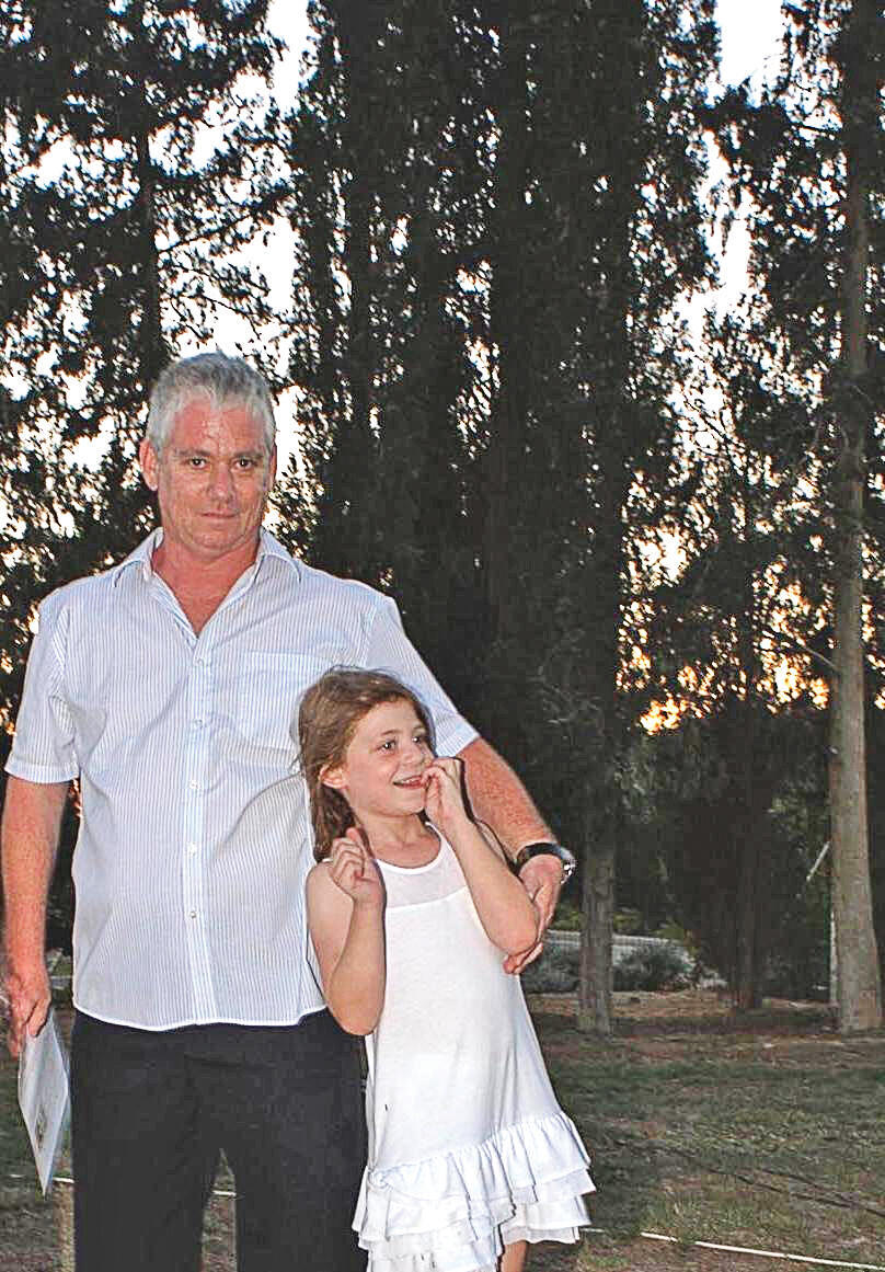 נוגה וייס עם אביה בילדותה