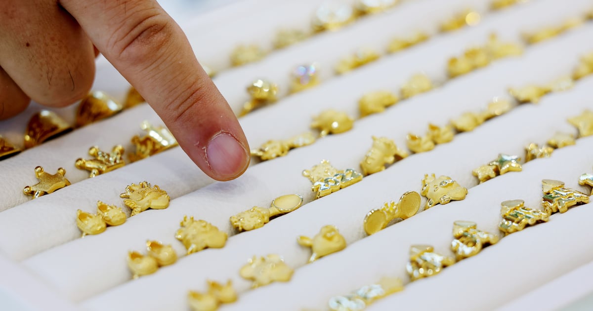 Gold Prices Surge Past $3,900, Setting New Record - 조선일보