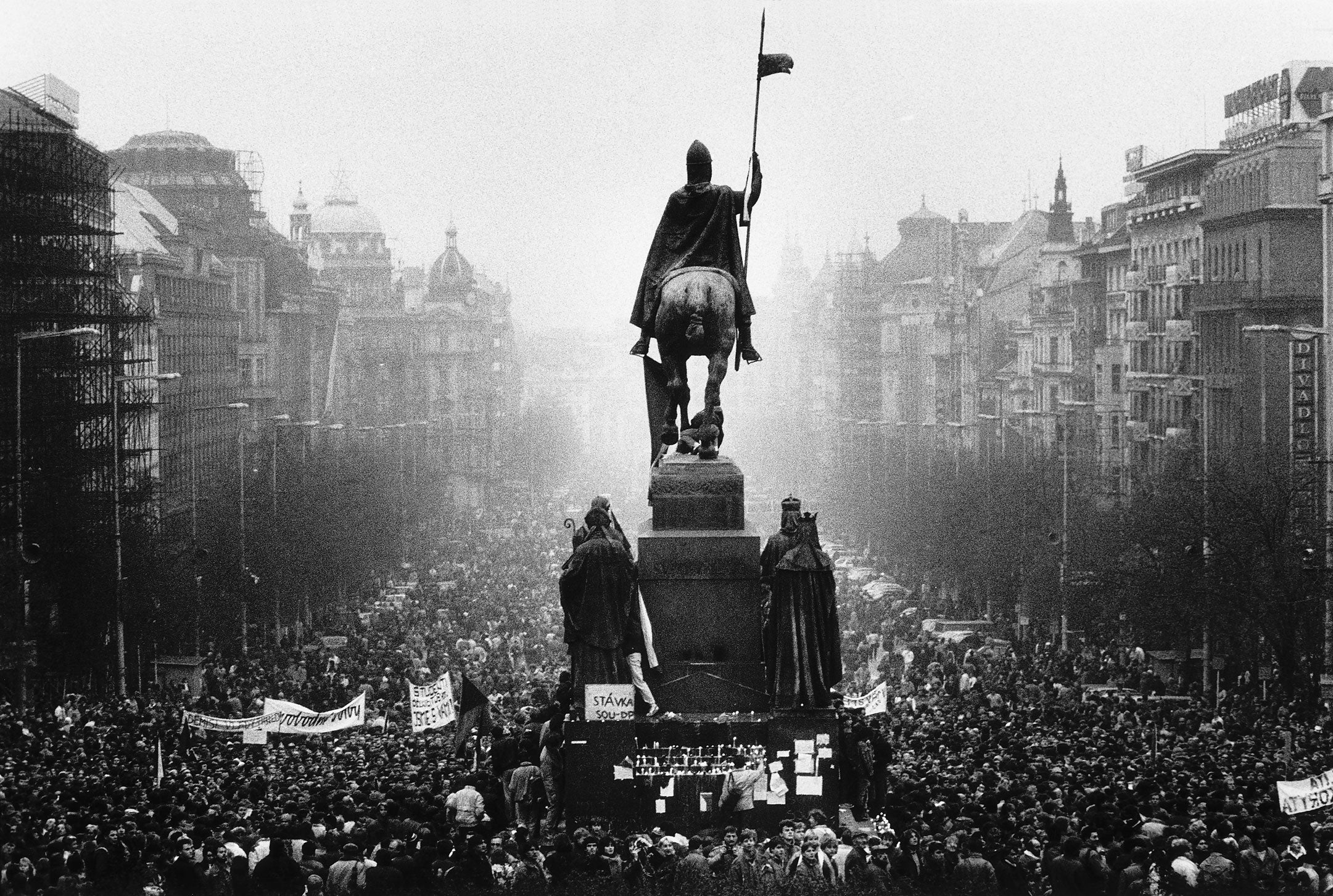 Harris’s photos from the Velvet Revolution in Prague captured the scale of protests against the communist government