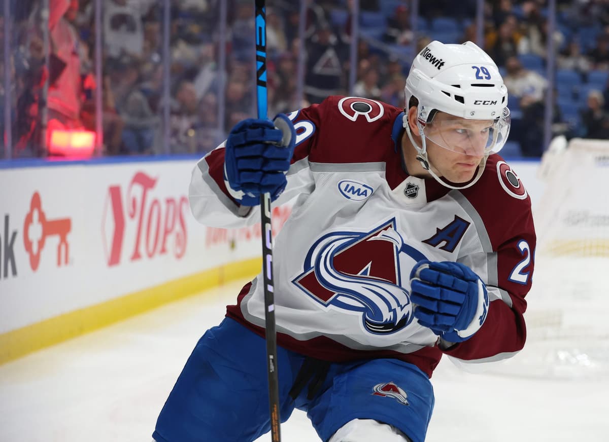 MacKinnon already in Hart Trophy form as Avalanche take top spot