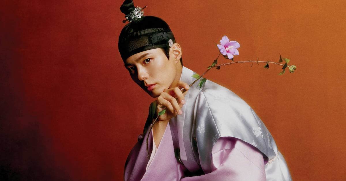 Park Bo-gum's Hanbok Video Premieres Globally on Major Billboards - 조선일보