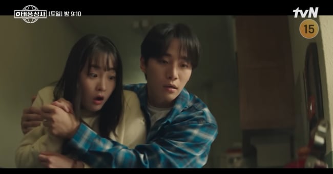 Lee Jun-ho, Kim Min-ha Flirt in ‘Typhoon Family’ Episode 5 Preview - 조선일보