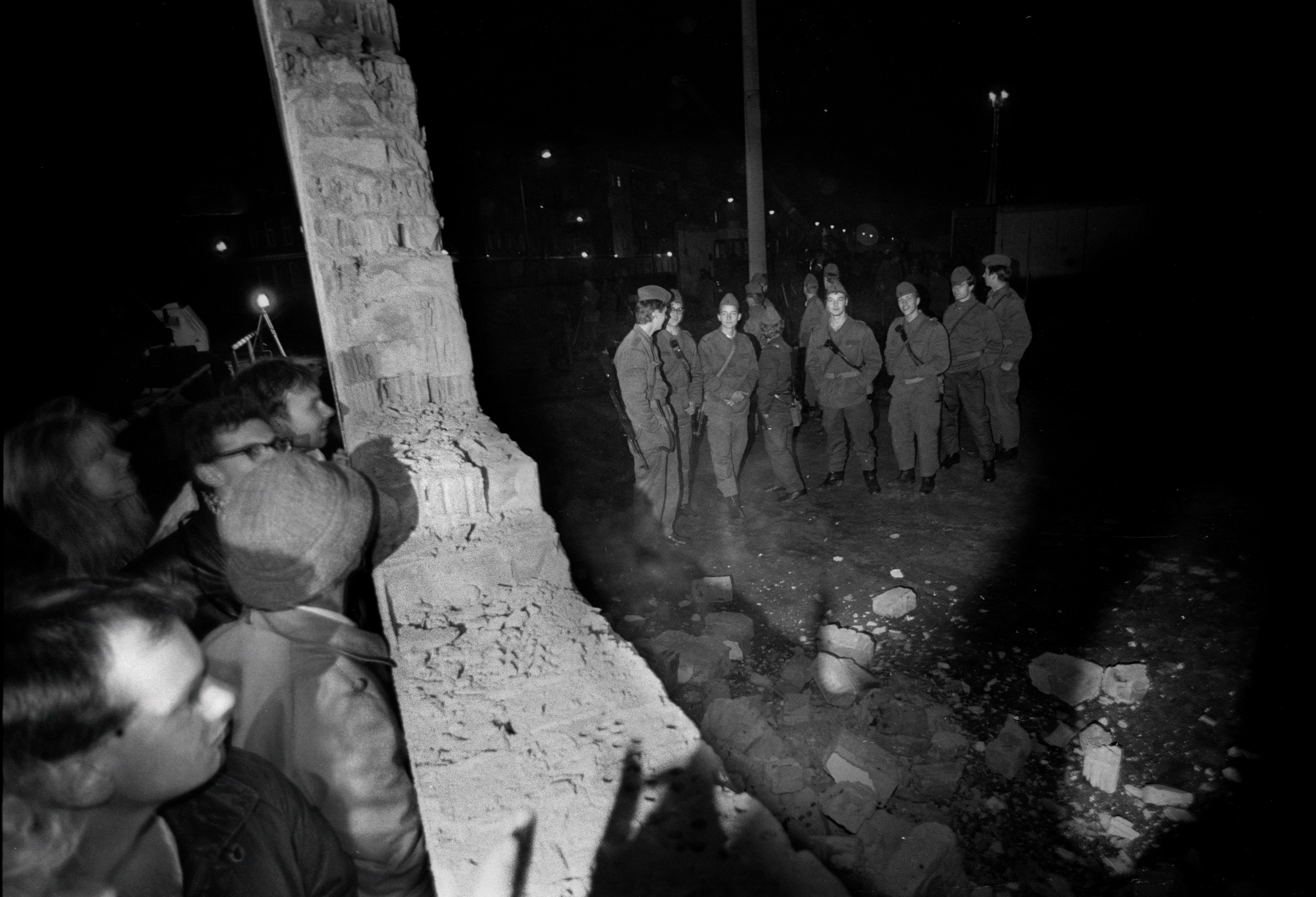 Harris took pictures at the fall of the Berlin Wall on 9 November 1989