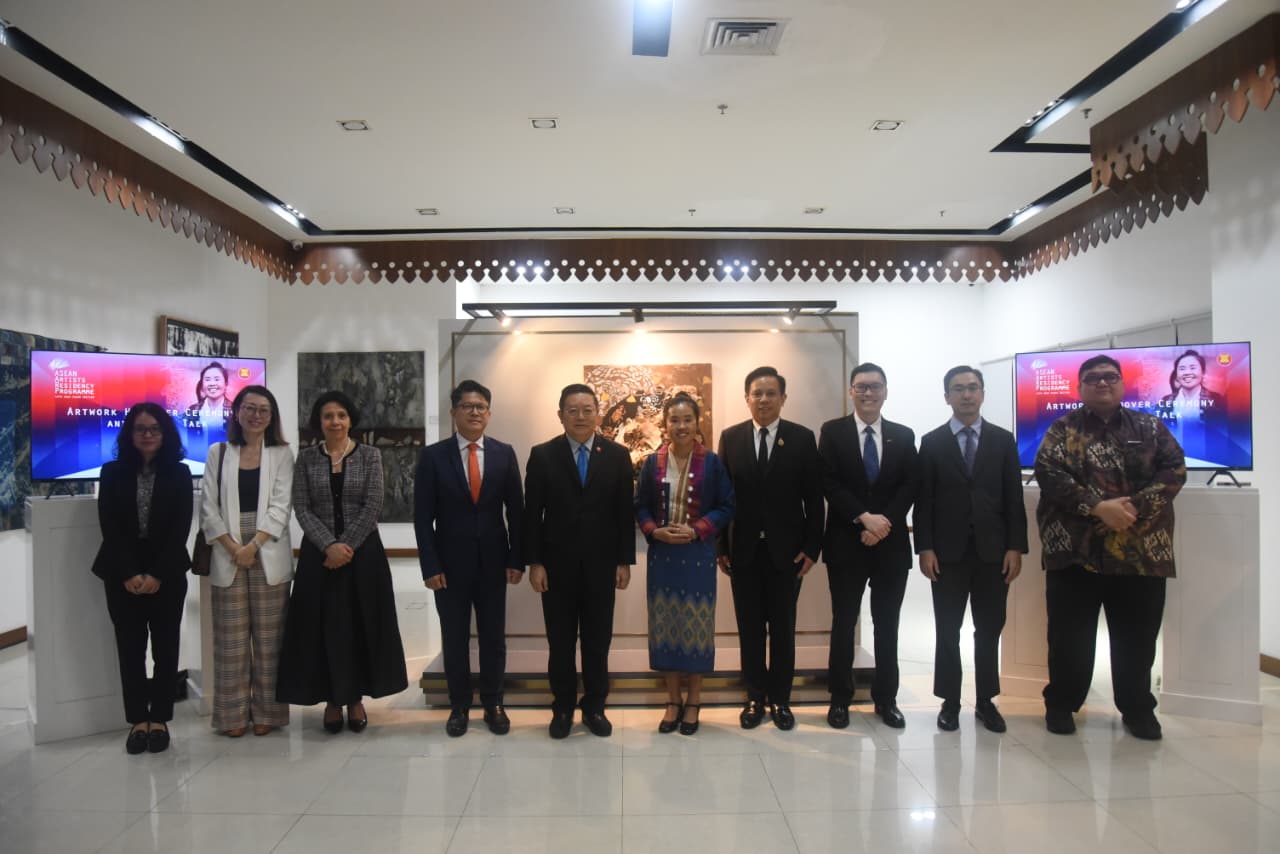 Secretary-General of ASEAN receives new artwork from the 2025 ASEAN Artists Residency Programme
