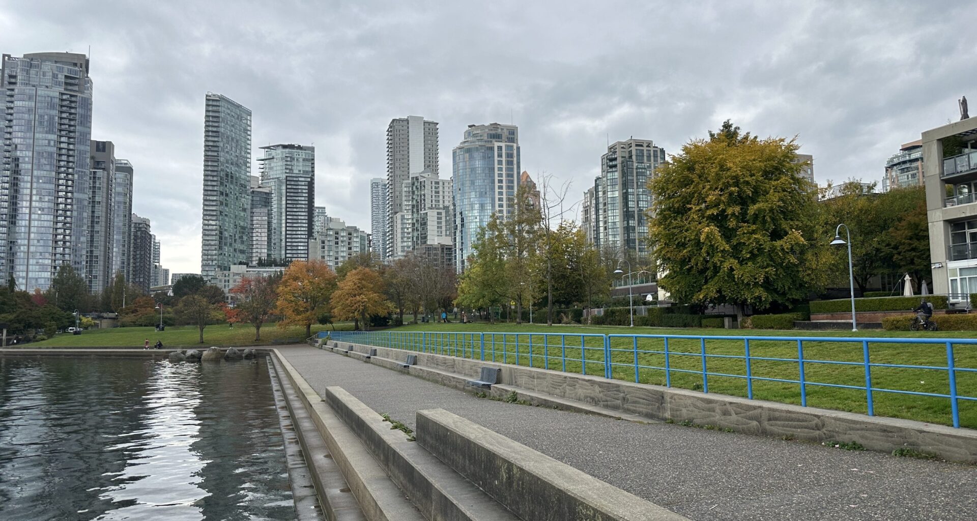 Vancouver police investigating after triple stabbing in Yaletown