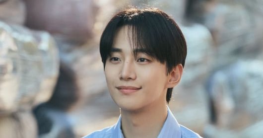 Lee Junho Leads Weekend Primetime as CEO in 'Typhoon Family' - 조선일보