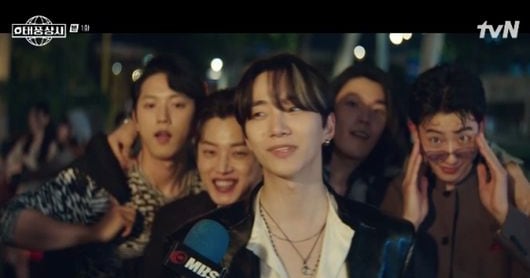 Lee Jun-ho's Retro Dance, Style Wow in 'Typhoon Family' Debut - 조선일보