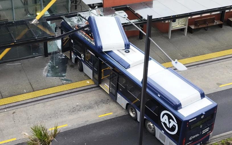 Electric bus crashes into Auckland train station