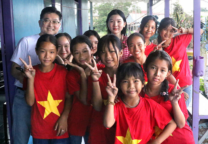 Children of Agape Garden Church in a floating village on the Tonlé Sap River welcome WASH Academy participants. At back left is the Rev. Paul Kong, Global Ministries’ Asia-Pacific regional representative. The Asia-Pacific Office provided funds for the church to purchase water-purification filters. “Since the congregation, equipped with a water tank, began offering childcare and clean-water facilities, no child has drowned,” Kong said. Photo by the Rev. Thomas E. Kim, UM News.