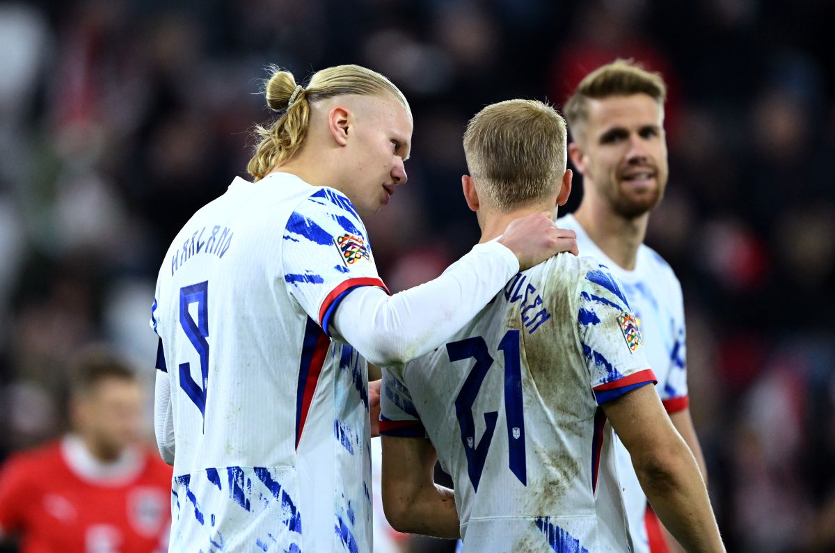 LINZ, AUSTRIA - OCTOBER 13: Erling Haaland of Norway speaks with teammate Andreas Hanche-Olsen during the UEFA Nations League 2024/25 League B Group B3 match between Austria and Norway at Raiffeisen Arena on October 13, 2024 in Linz, Austria. (Photo by Christian Bruna/Getty Images)