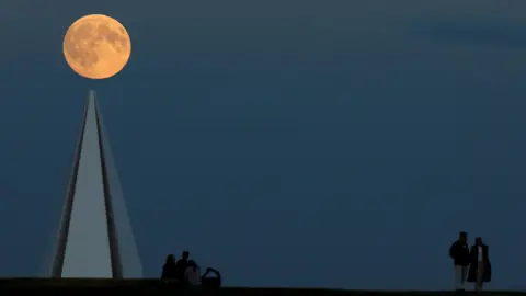 Reuters The supermoon perspective shot showing the moon on the tip of the Light Pyramid in Campbell Park, Milton Keynes.