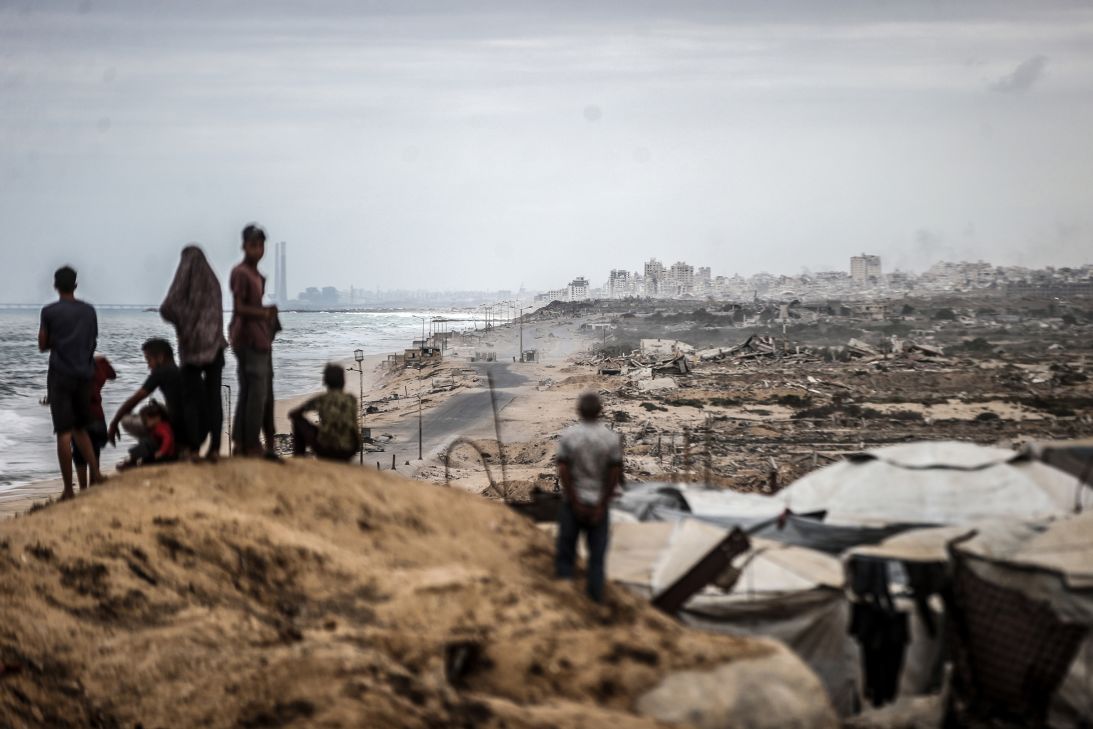 Palestinians seen waiting for the agreed ceasefire to take effect, in Deir al Balah, Gaza on October 9.