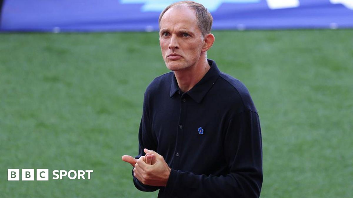 Thomas Tuchel clasps his hands together