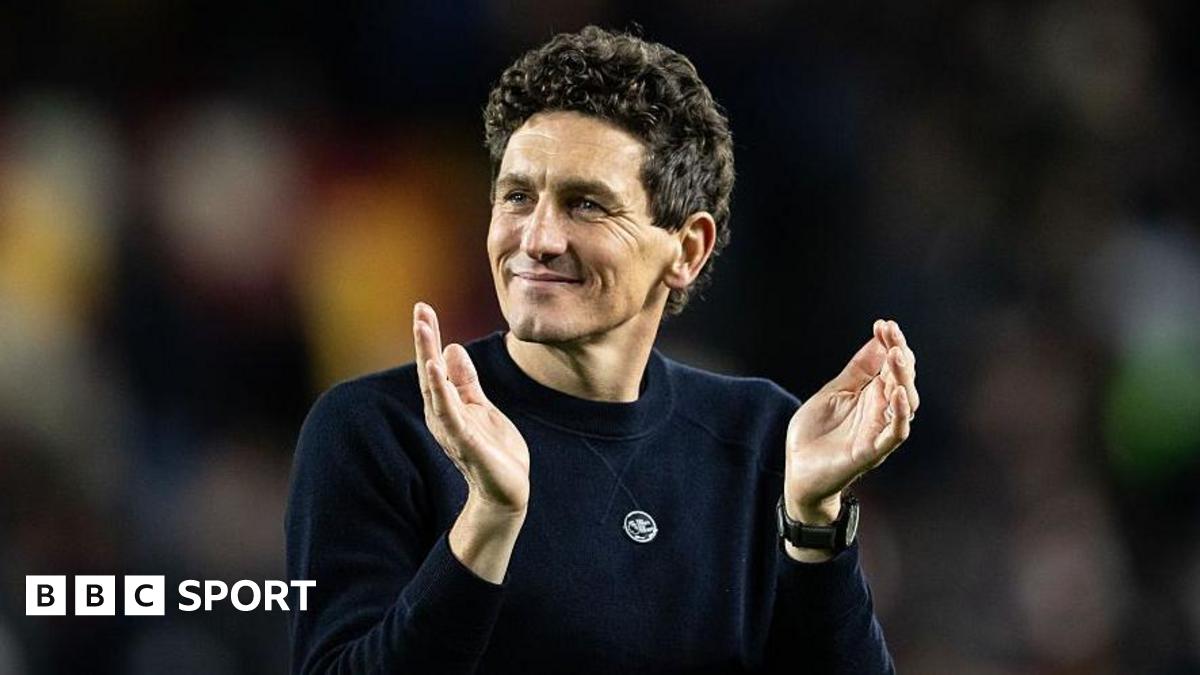 Keith Andrews applauding