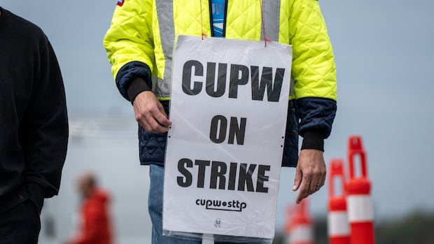 Canada Post takes signing bonus off the table in latest offer to union