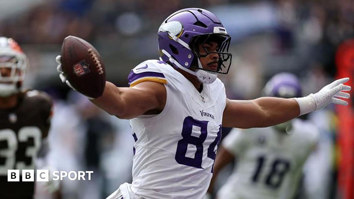 Josh Oliver scores a touchdown for the Minnesota Vikings against the Cleveland Browns