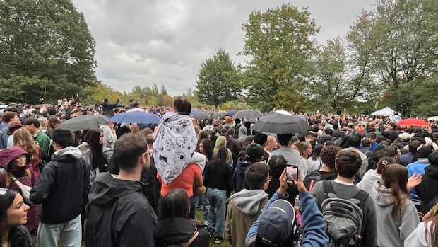 Thousands attend Daniel Caesar's free, pop-up concert in Vancouver