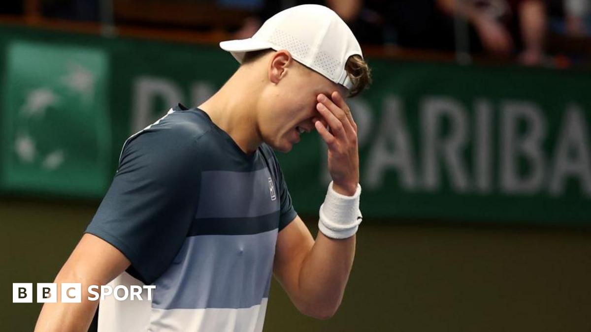 Ange Postecoglou holds his head