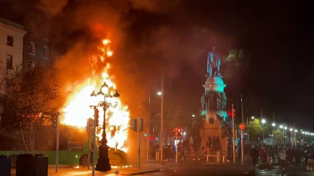 Click to play video: 'Dublin riots: Bus ablaze, protesters clash with police following stabbing'