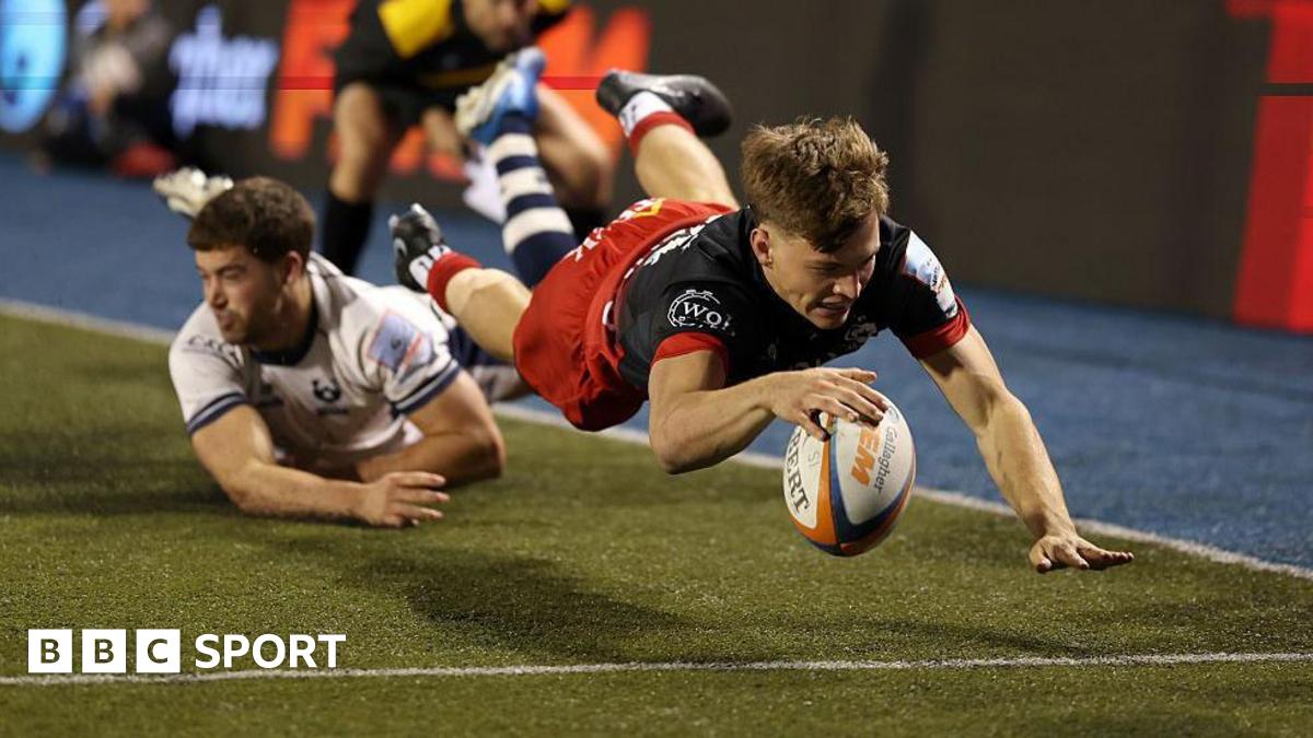 Jack Bracken of Saracens dives over to score a try during the Prem match against Bristol Bears at StoneX Stadium