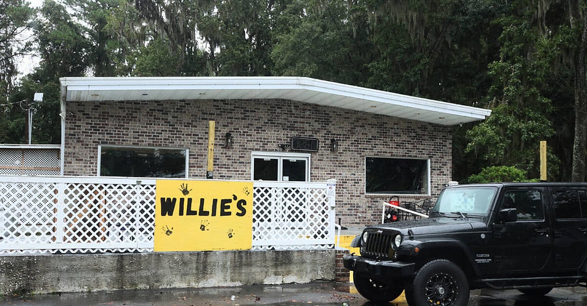 Four killed and 20 injured in mass shooting at bar in US