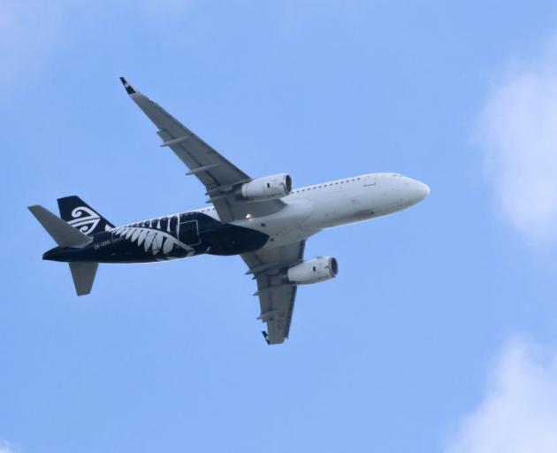 'Large orange fireball': Dunedin flight hit by lightning