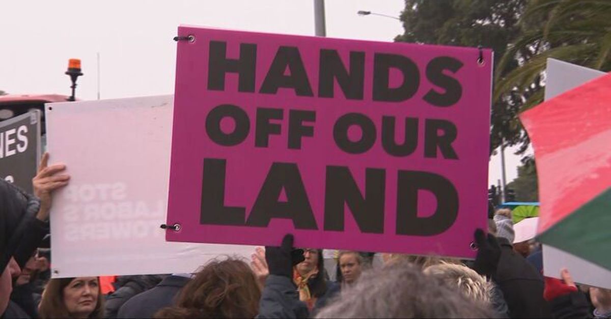 Farmers try to overturn plan for 190km power line in country Victoria