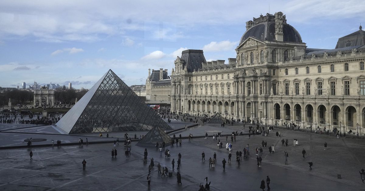 Musée du Louvre closed for 'exceptional reasons'