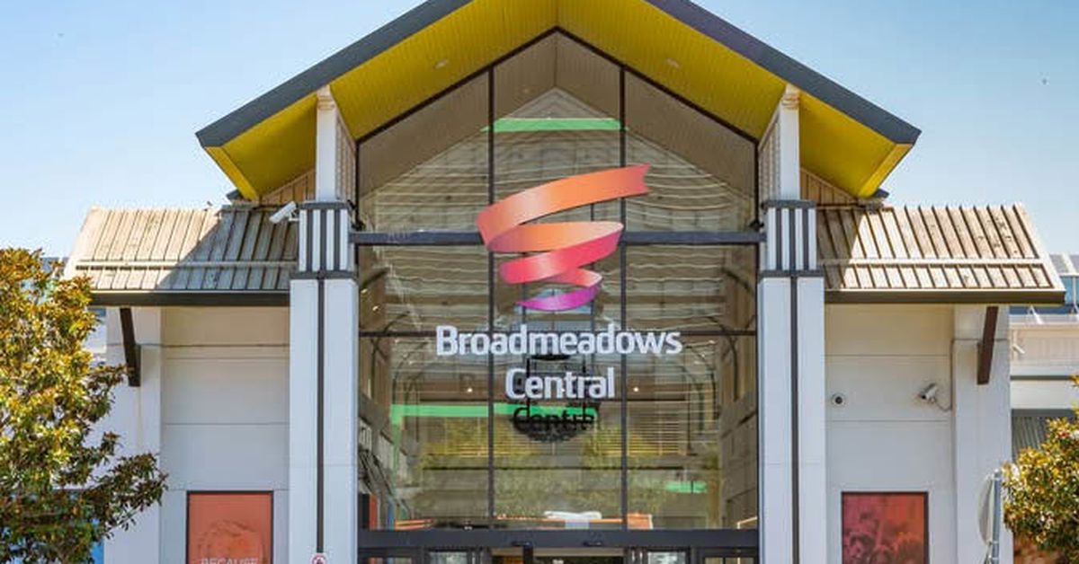 'Distressing' knife fight breaks out at shopping centre in Melbourne