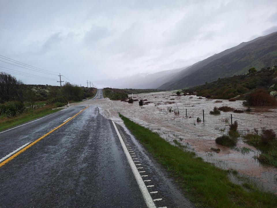 Red warning as 1000 without power in South